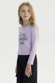 Polera slim lila para niña con estampa frontal de texto In My Beautiful Era y lazos rosados diseño floral