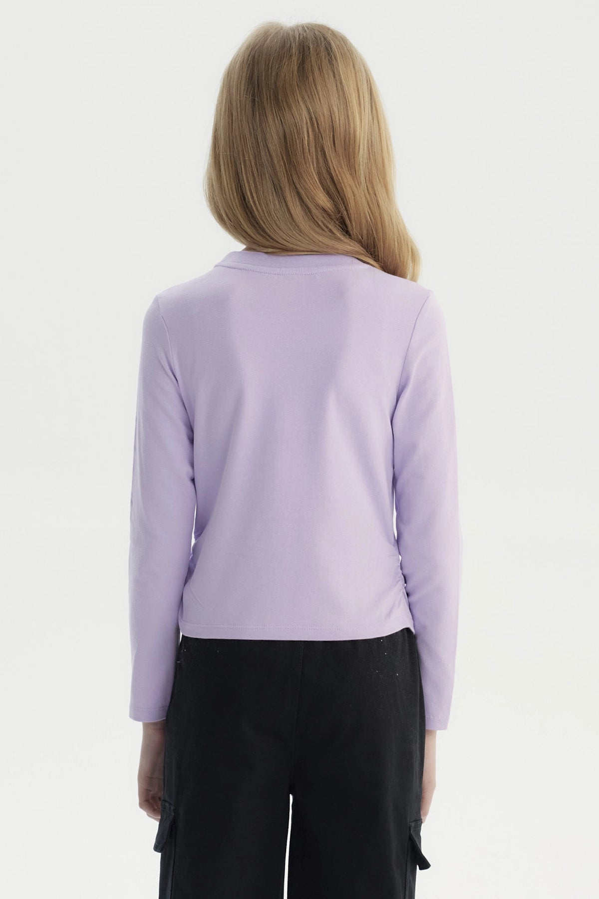 Polera slim lila para niña con estampa frontal de texto In My Beautiful Era y lazos rosados diseño floral