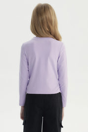 Polera slim lila para niña con estampa frontal de texto In My Beautiful Era y lazos rosados diseño floral