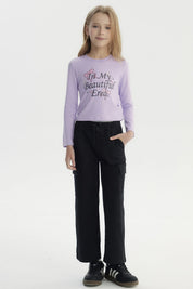 Polera slim lila para niña con estampa frontal de texto In My Beautiful Era y lazos rosados diseño floral