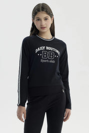 Polera negra para niña con diseño "DAILY ROUTINE BB Sport club" en el pecho estilo casual con líneas en las mangas
