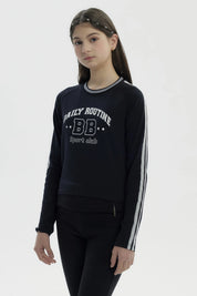 Polera negra para niña con diseño "DAILY ROUTINE BB Sport club" en el pecho estilo casual con líneas en las mangas