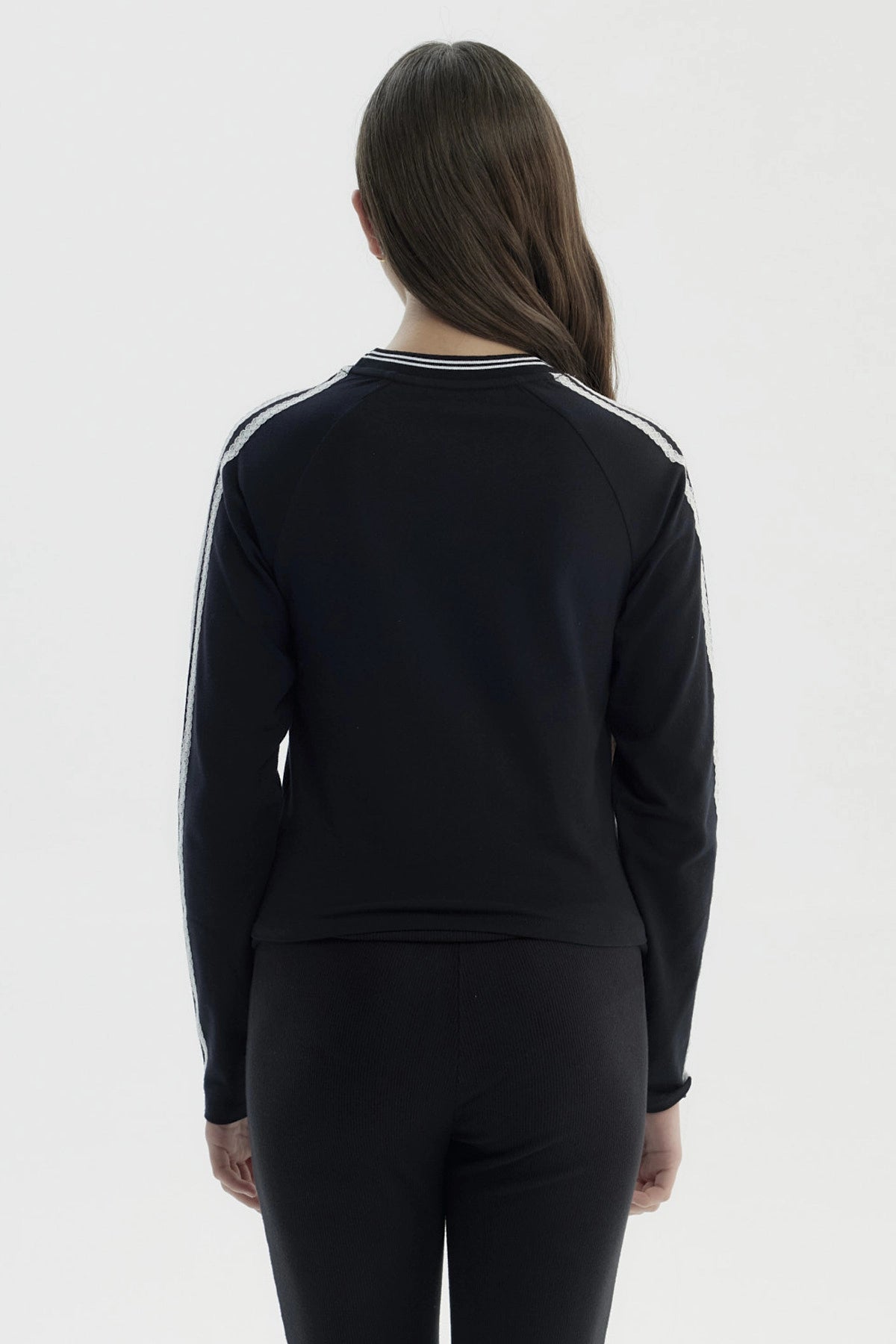 Polera negra para niña con diseño "DAILY ROUTINE BB Sport club" en el pecho estilo casual con líneas en las mangas