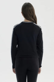 Polera negra para niña con diseño "DAILY ROUTINE BB Sport club" en el pecho estilo casual con líneas en las mangas