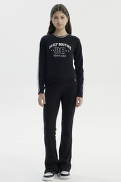 Polera negra para niña con diseño "DAILY ROUTINE BB Sport club" en el pecho estilo casual con líneas en las mangas