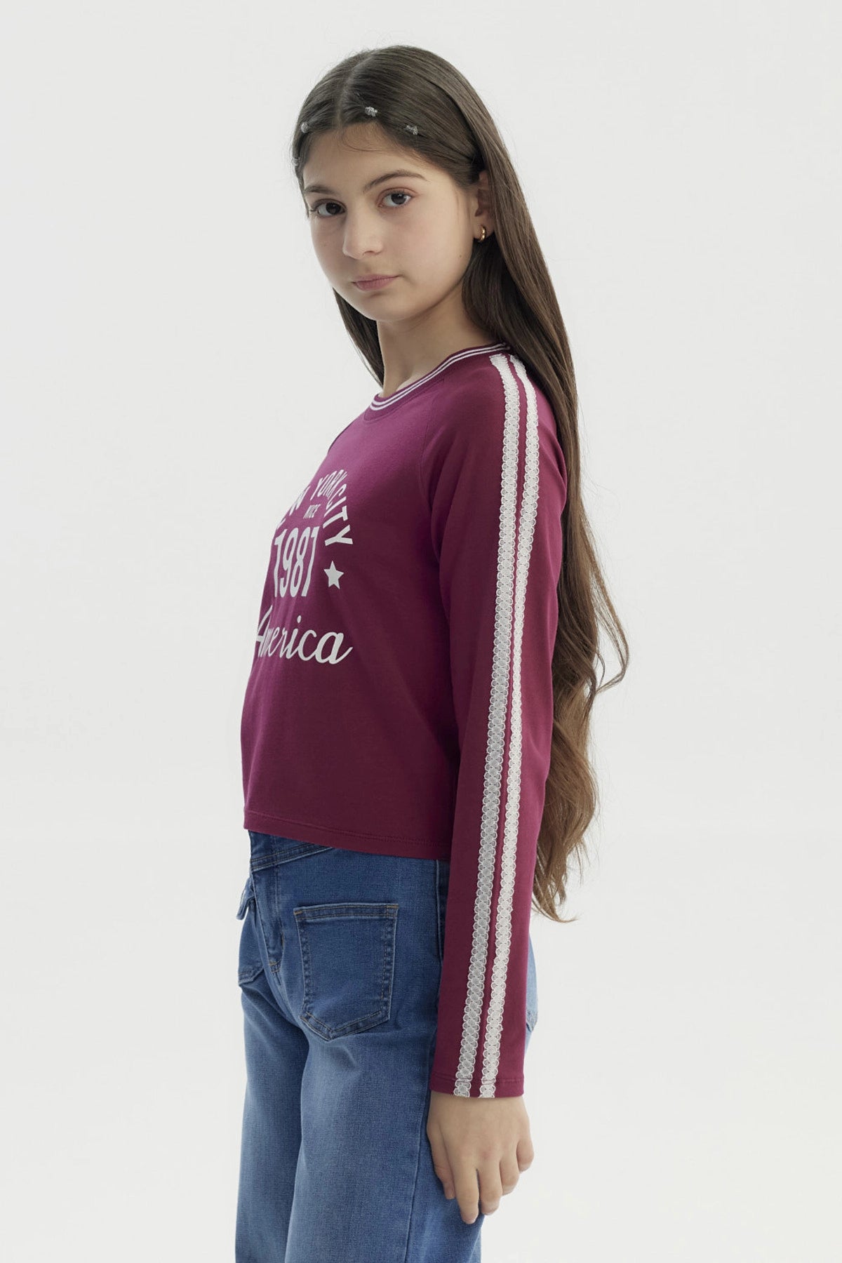 Polera niña slim roja con texto blanco New York City 1987 America al frente diseño casual y juvenil