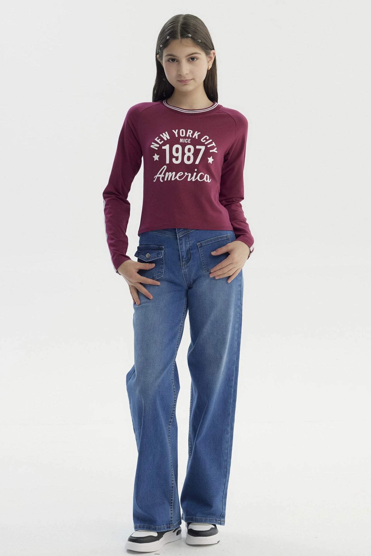 Polera niña slim roja con texto blanco New York City 1987 America al frente diseño casual y juvenil