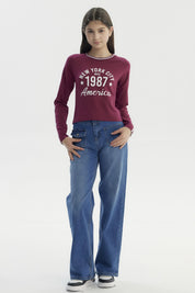 Polera niña slim roja con texto blanco New York City 1987 America al frente diseño casual y juvenil