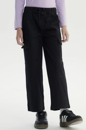 Pantalón recto negro para niña con bolsillos laterales grandes diseño liso