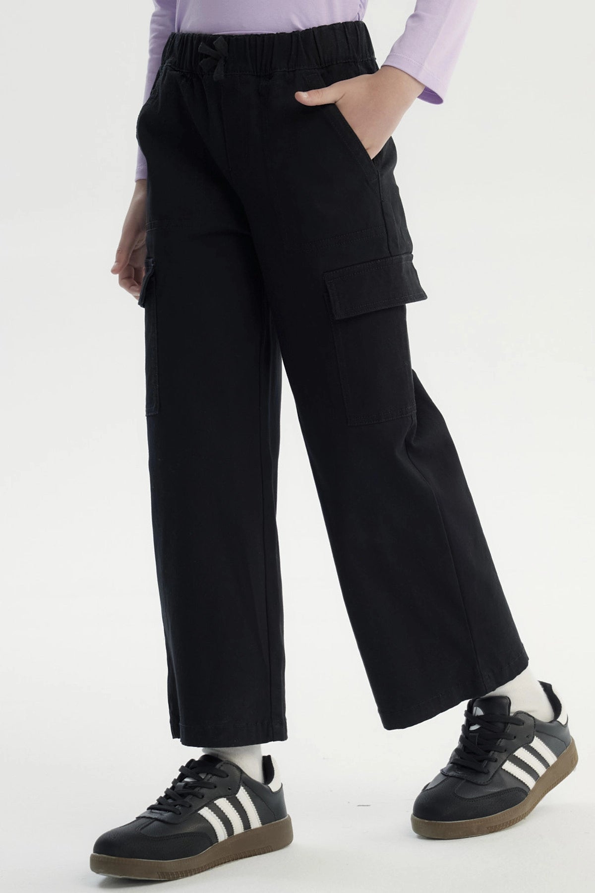 Pantalón recto negro para niña con bolsillos laterales grandes diseño liso