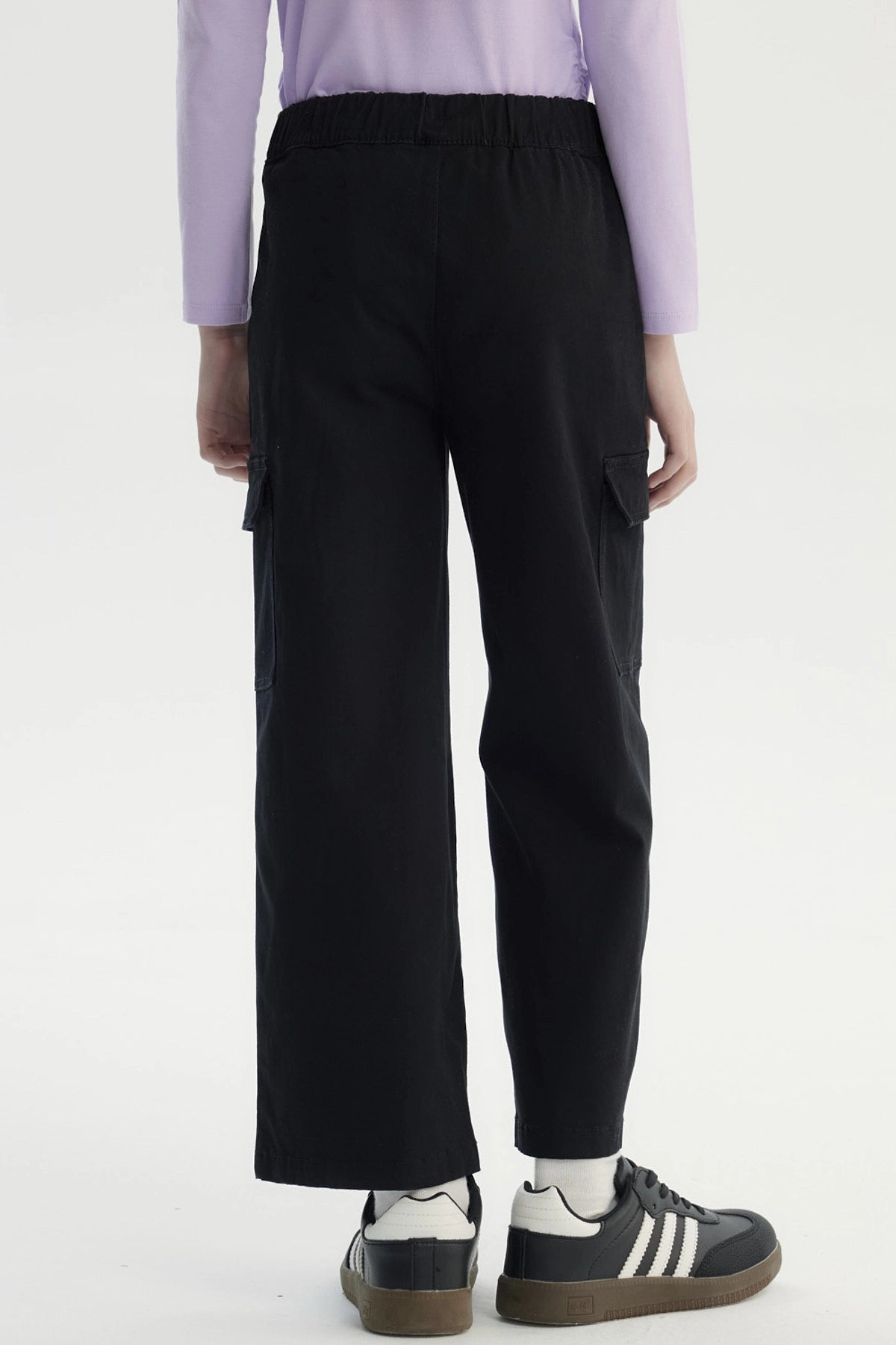 Pantalón recto negro para niña con bolsillos laterales grandes diseño liso