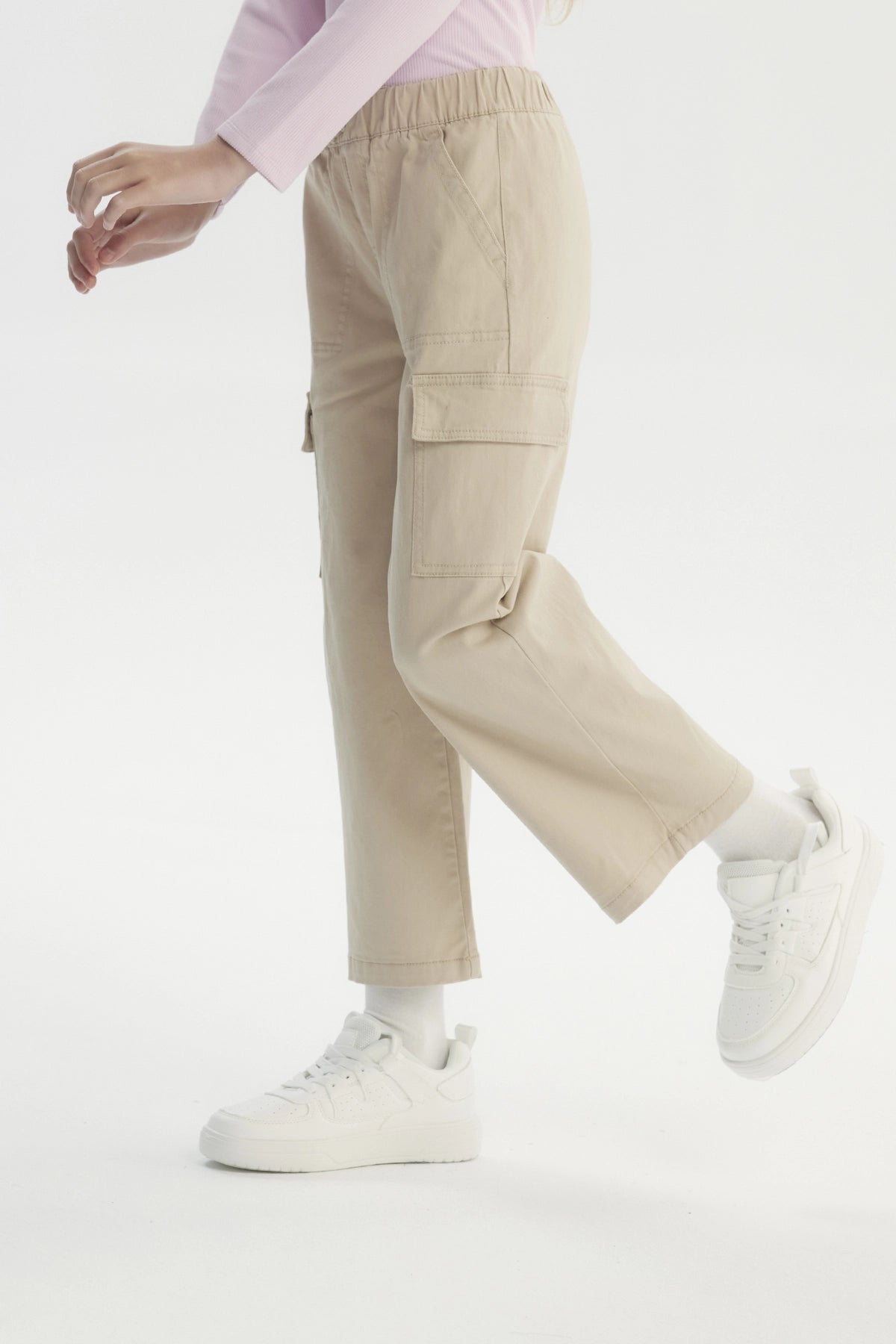 Pantalón beige para niña de calce recto con bolsillos grandes y lazo en la cintura sin estampa lisa