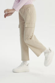 Pantalón beige para niña de calce recto con bolsillos grandes y lazo en la cintura sin estampa lisa