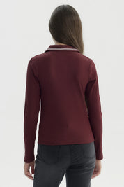 Polera de niña burdeo con escote en V y cuello con rayas blancas diseño de texto 'Believe' en el pecho estilo casual