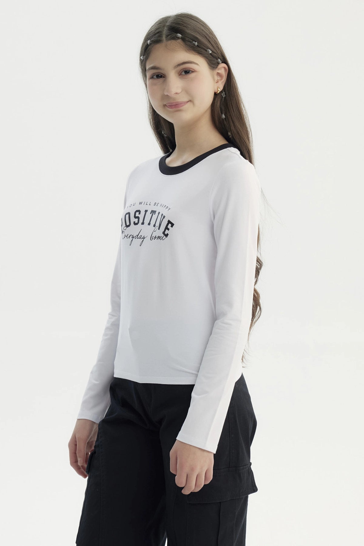 Polera niña slim blanca con texto negro Positive Everyday Come en el pecho diseño casual y cuello redondo