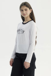 Polera niña slim blanca con texto negro Positive Everyday Come en el pecho diseño casual y cuello redondo