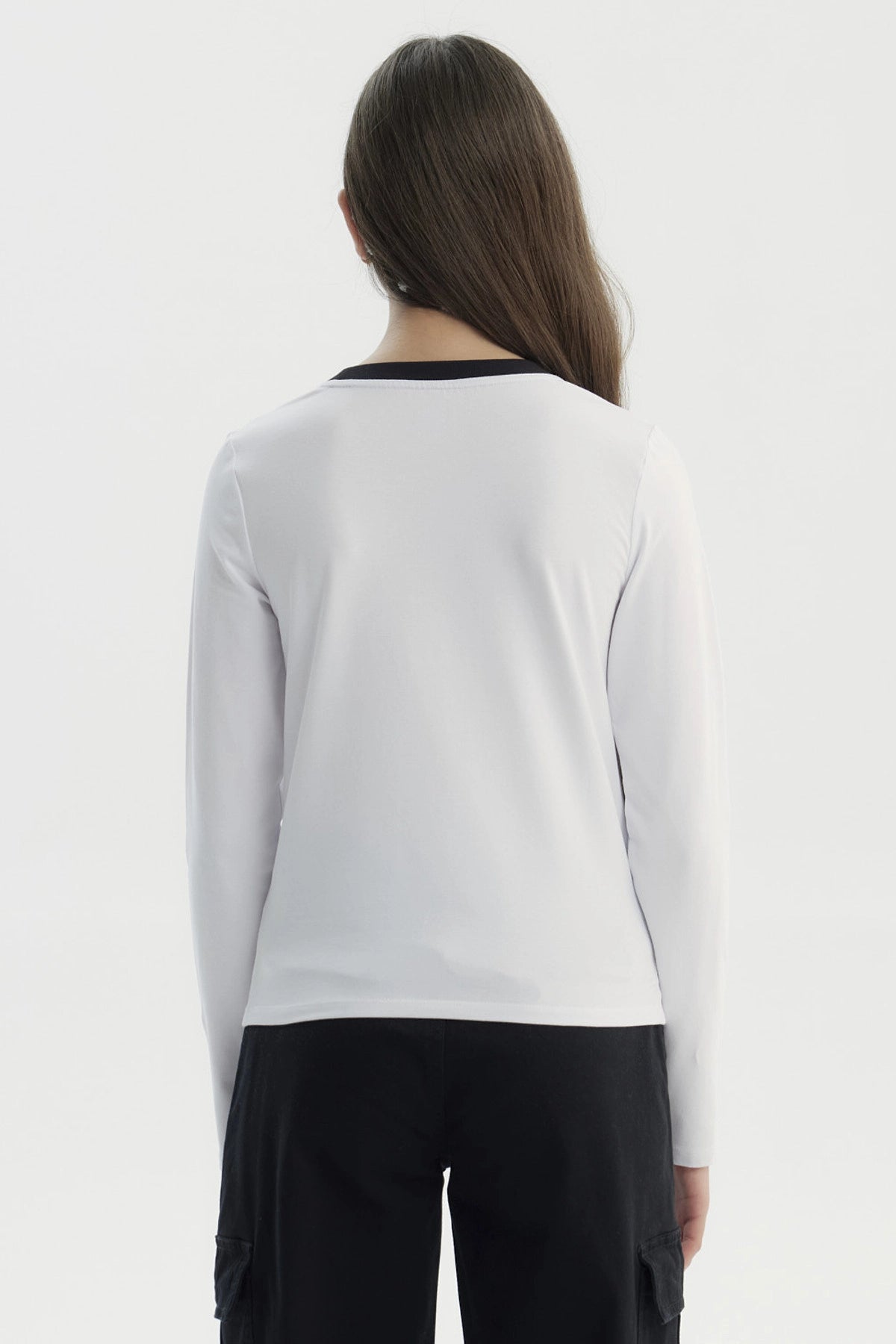 Polera niña slim blanca con texto negro Positive Everyday Come en el pecho diseño casual y cuello redondo