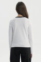 Polera niña slim blanca con texto negro Positive Everyday Come en el pecho diseño casual y cuello redondo