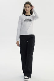 Polera niña slim blanca con texto negro Positive Everyday Come en el pecho diseño casual y cuello redondo