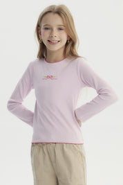 Polera slim rosada para niña con lazo bordado pequeño en el pecho estilo minimalista manga larga