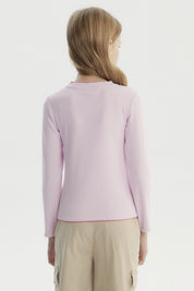 Polera slim rosada para niña con lazo bordado pequeño en el pecho estilo minimalista manga larga