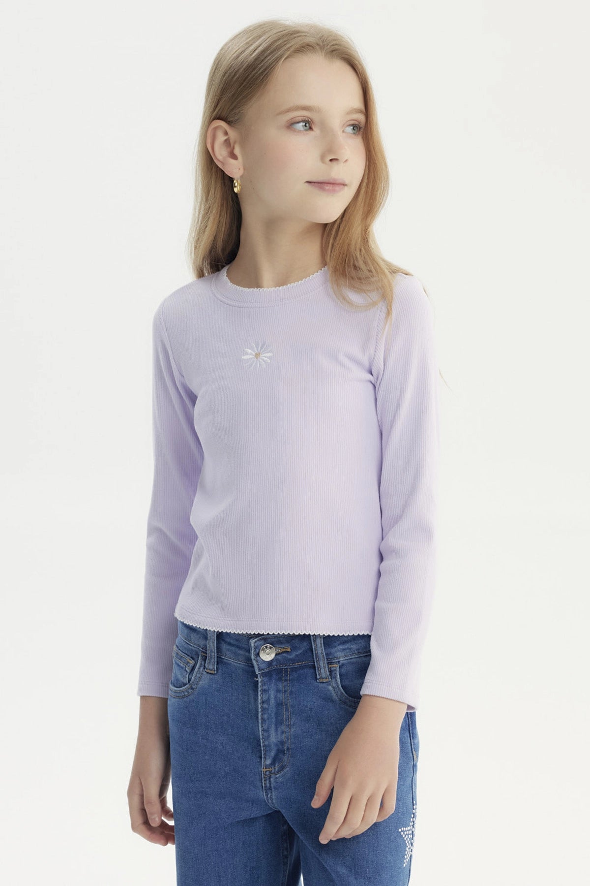 Polera slim lila para niña con manga larga y pequeña margarita bordada al centro lisa