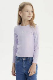 Polera slim lila para niña con manga larga y pequeña margarita bordada al centro lisa
