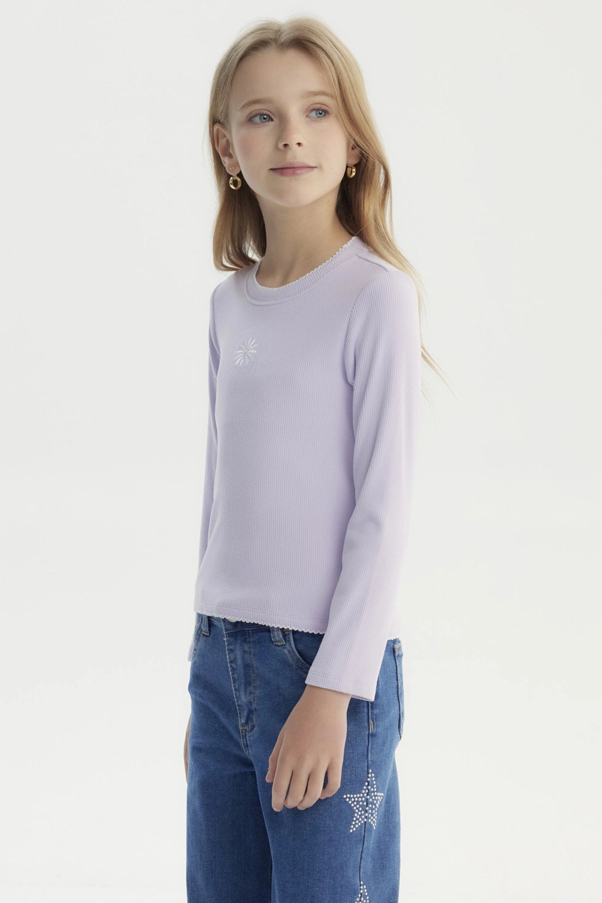 Polera slim lila para niña con manga larga y pequeña margarita bordada al centro lisa