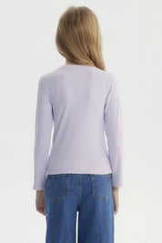 Polera slim lila para niña con manga larga y pequeña margarita bordada al centro lisa