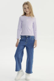 Polera slim lila para niña con manga larga y pequeña margarita bordada al centro lisa