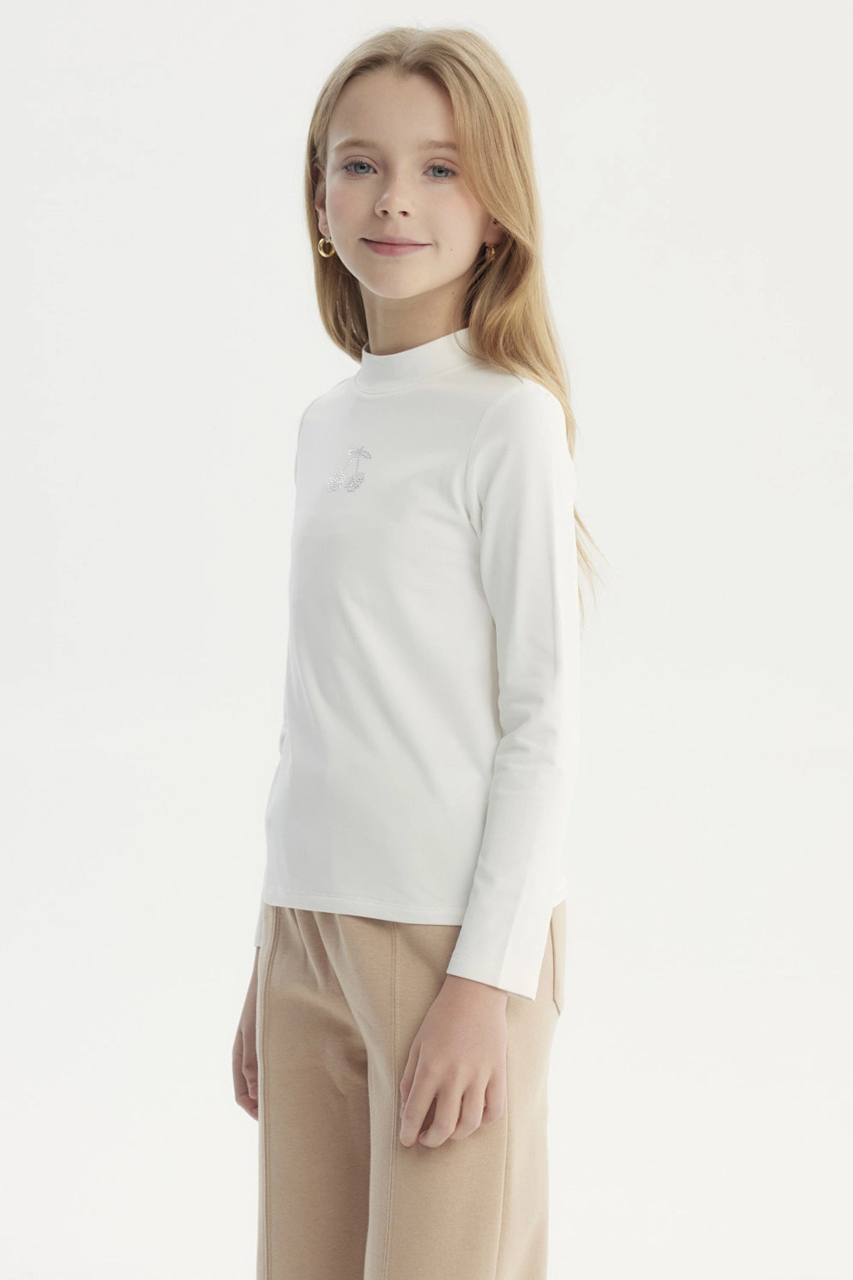 Polera niña slim crudo con estampado de cerezas pequeñas en el centro estilo minimalista lisa