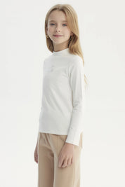 Polera niña slim crudo con estampado de cerezas pequeñas en el centro estilo minimalista lisa