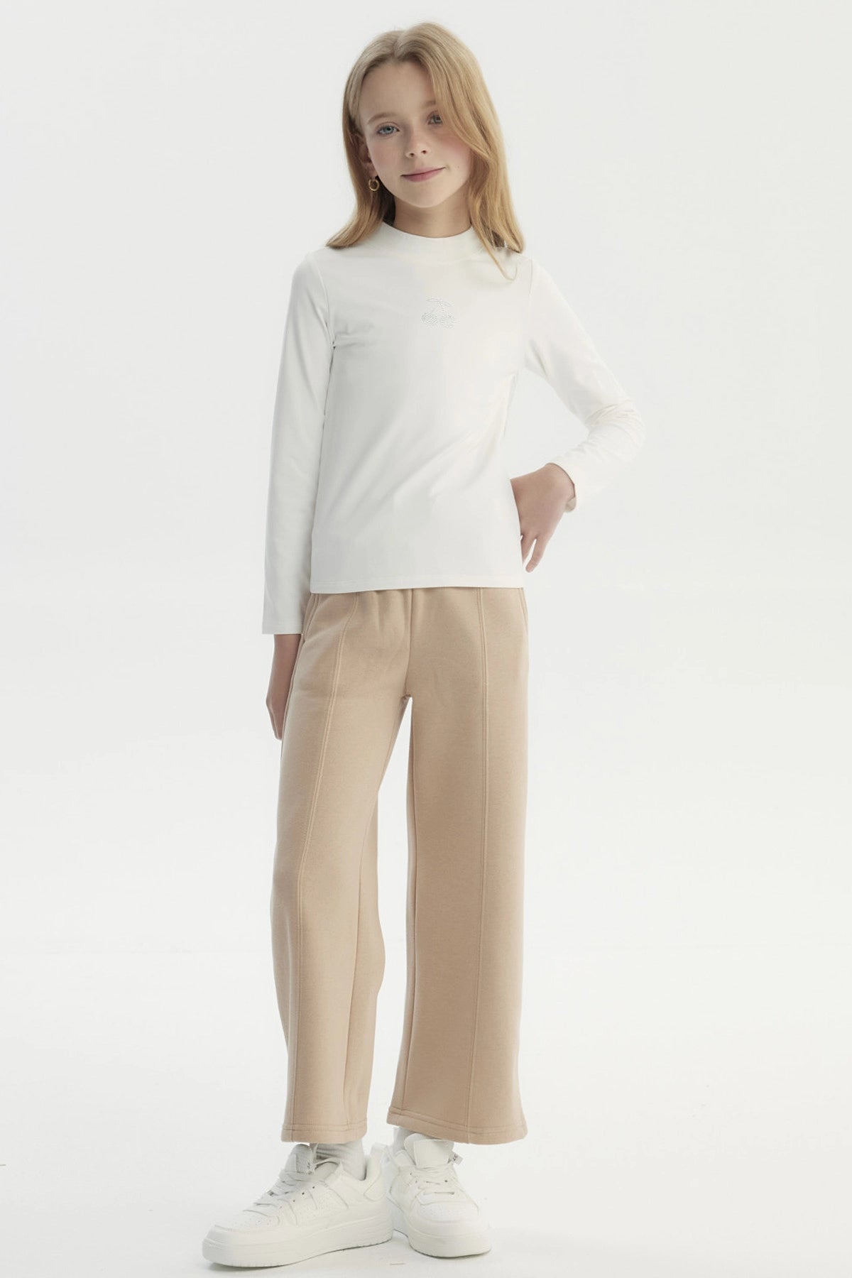 Polera niña slim crudo con estampado de cerezas pequeñas en el centro estilo minimalista lisa