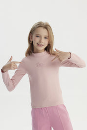 Polera slim rosada para niña con diseño de lazo en el pecho estilo minimalista y sin estampa adicional