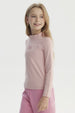Polera slim rosada para niña con diseño de lazo en el pecho estilo minimalista y sin estampa adicional