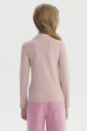 Polera slim rosada para niña con diseño de lazo en el pecho estilo minimalista y sin estampa adicional
