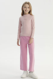 Polera slim rosada para niña con diseño de lazo en el pecho estilo minimalista y sin estampa adicional