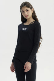 Polera ajustada negra para niña con texto 'Kindly' en el pecho en estilo cursivo pequeña estampa blanca sin más detalles