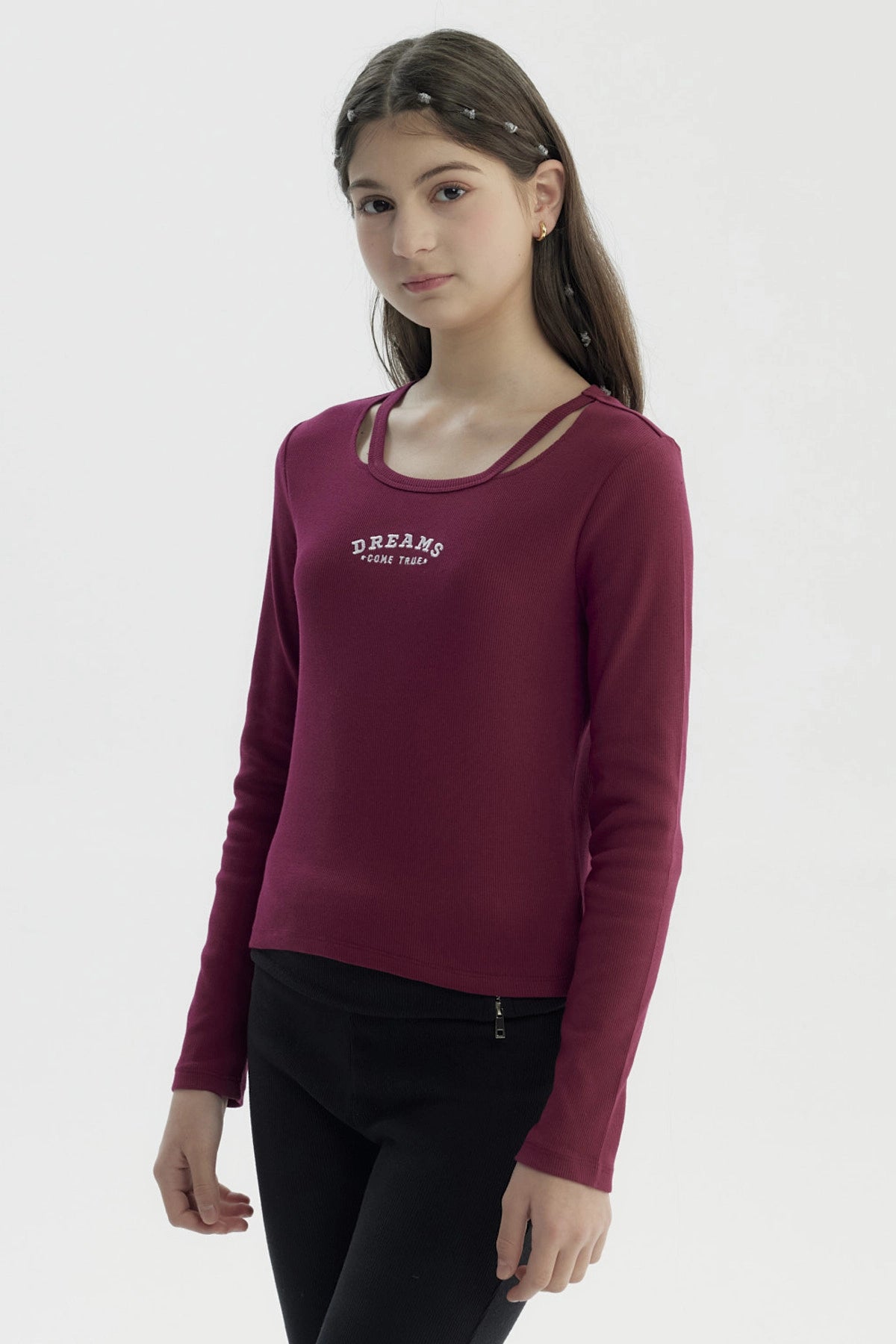 Polera ajustada burdeo para niña con texto Dreams Come True en el pecho y detalles de tirantes en el cuello