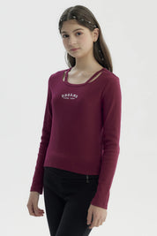 Polera ajustada burdeo para niña con texto Dreams Come True en el pecho y detalles de tirantes en el cuello