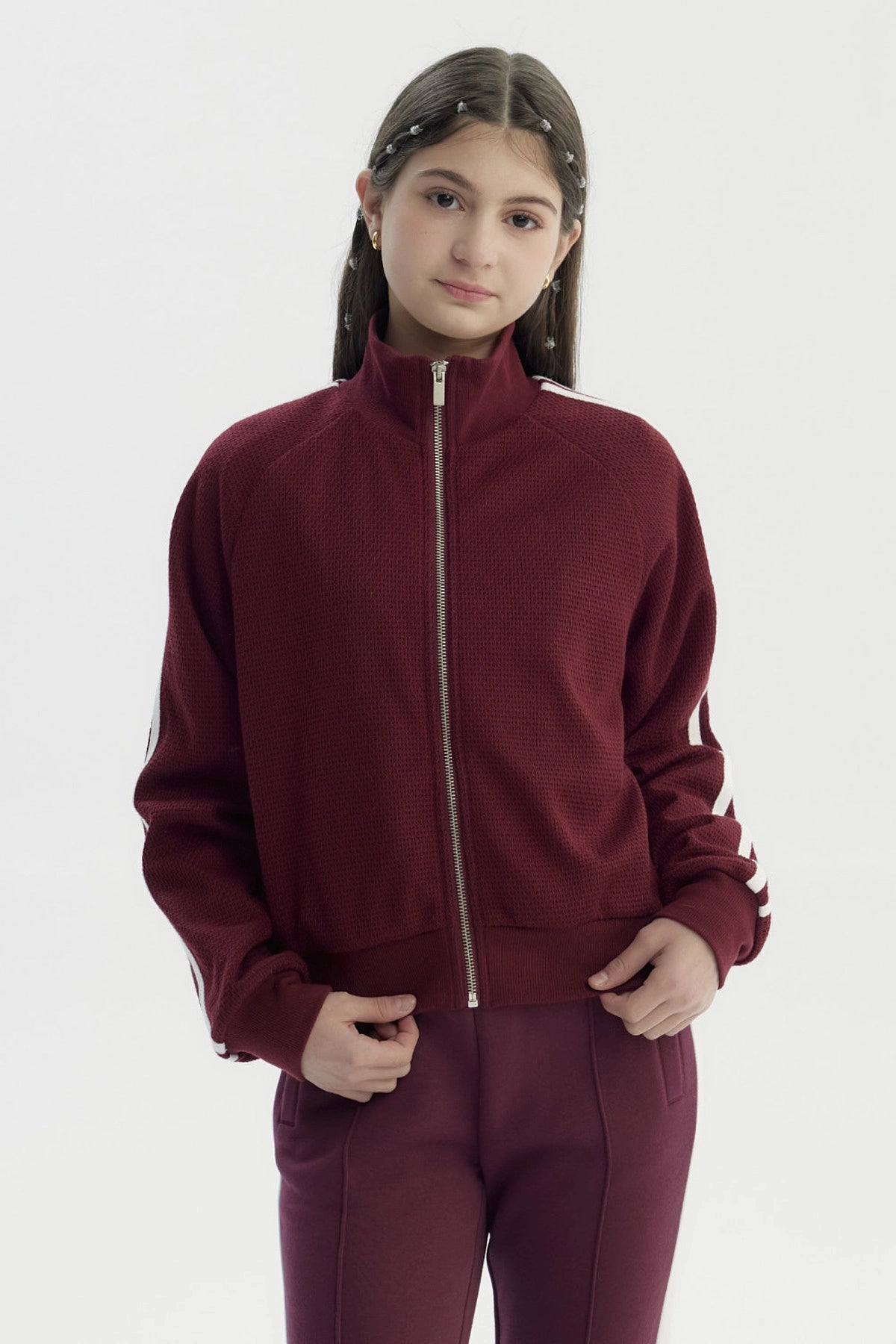 Chaqueta burdeo para niña con cierre y cuello alto diseño liso sin estampa ideal para días frescos