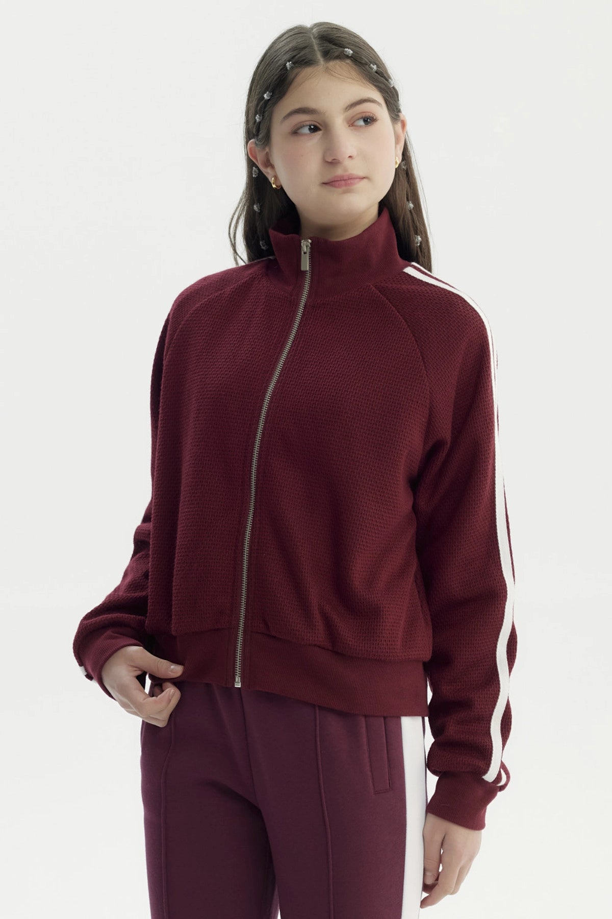 Chaqueta burdeo para niña con cierre y cuello alto diseño liso sin estampa ideal para días frescos