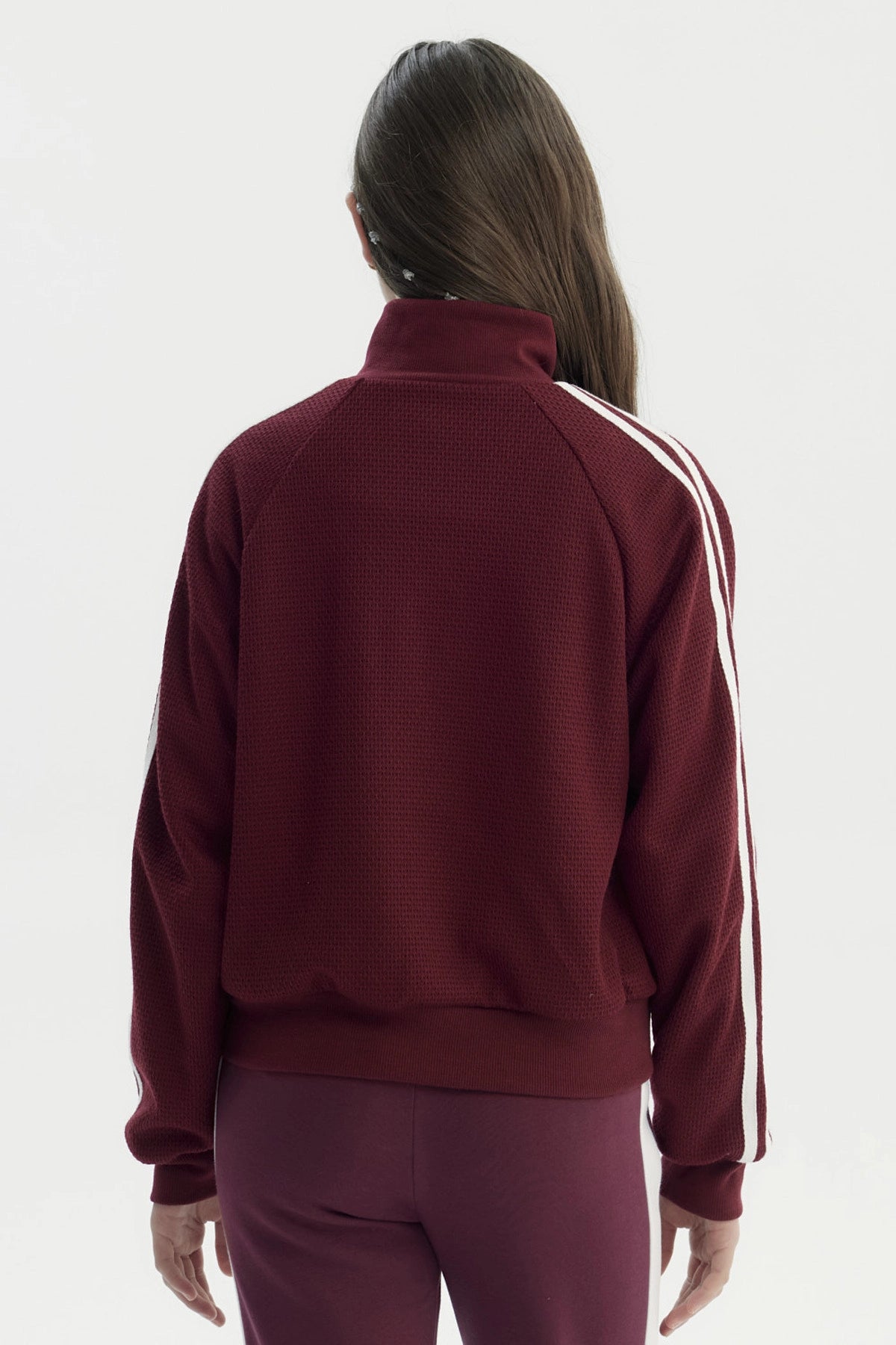 Chaqueta burdeo para niña con cierre y cuello alto diseño liso sin estampa ideal para días frescos