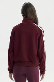 Chaqueta burdeo para niña con cierre y cuello alto diseño liso sin estampa ideal para días frescos
