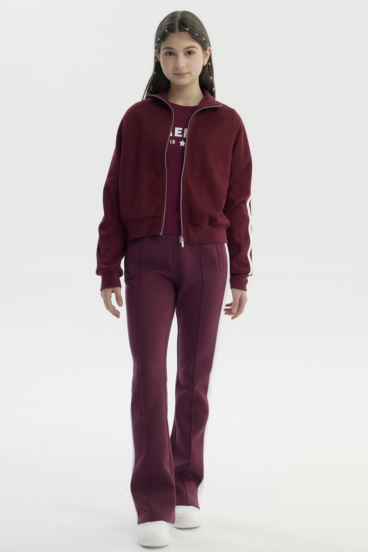 Chaqueta burdeo para niña con cierre y cuello alto diseño liso sin estampa ideal para días frescos