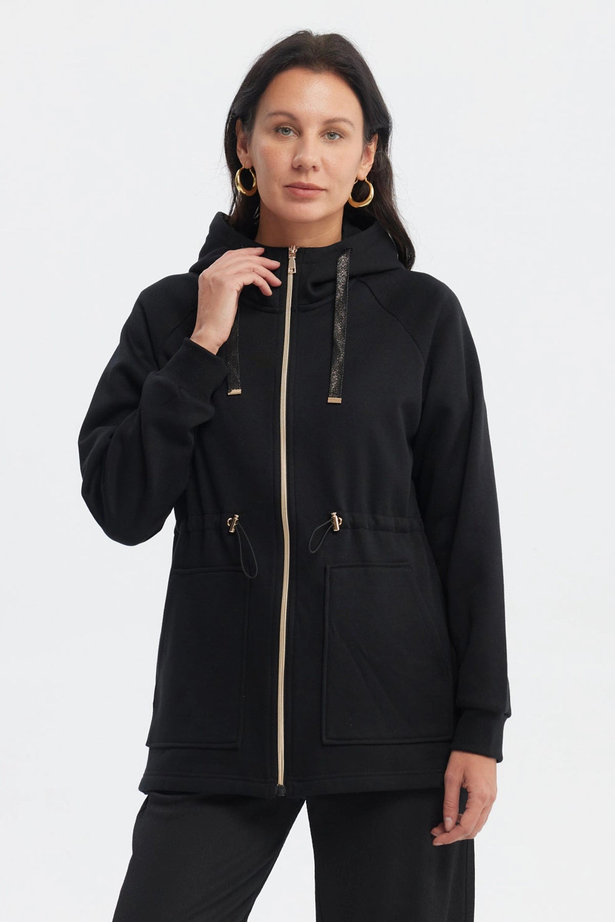 Polerón negro para mujer con cintura ajustable y cierre frontal dorado liso con bolsillos grandes en el frente