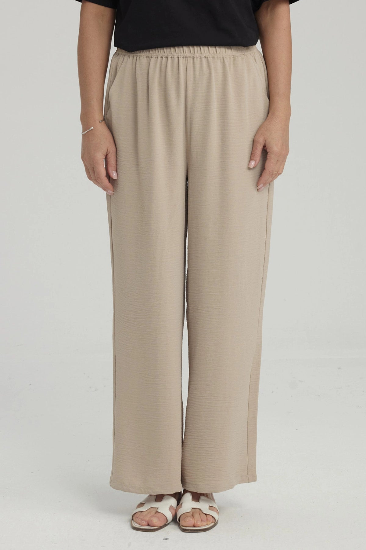 Pantalón mujer color arena con pinzas y ajuste elástico sin estampa diseño liso ideal para estilo relajado y cómodo