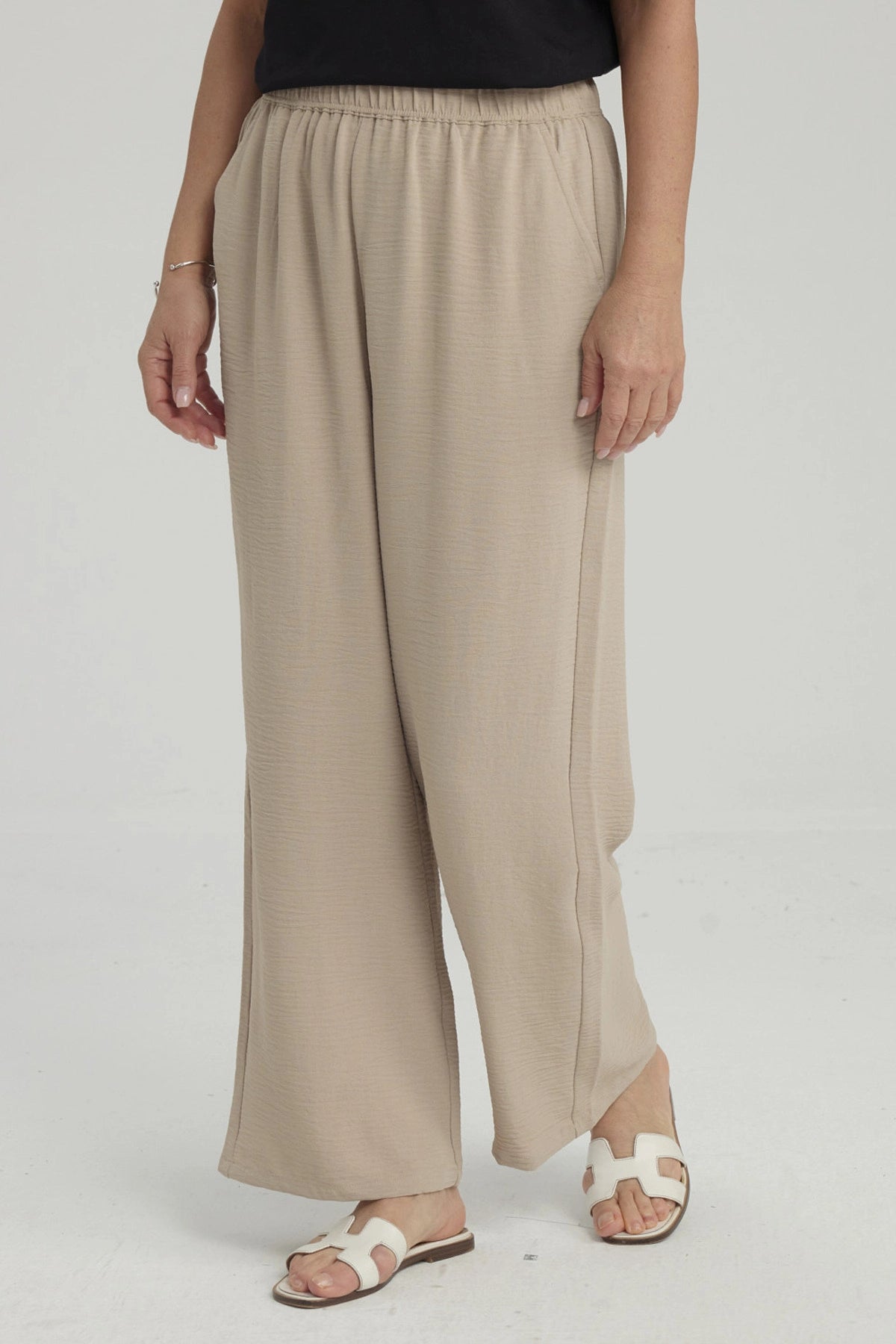 Pantalón mujer color arena con pinzas y ajuste elástico sin estampa diseño liso ideal para estilo relajado y cómodo