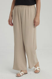 Pantalón mujer color arena con pinzas y ajuste elástico sin estampa diseño liso ideal para estilo relajado y cómodo