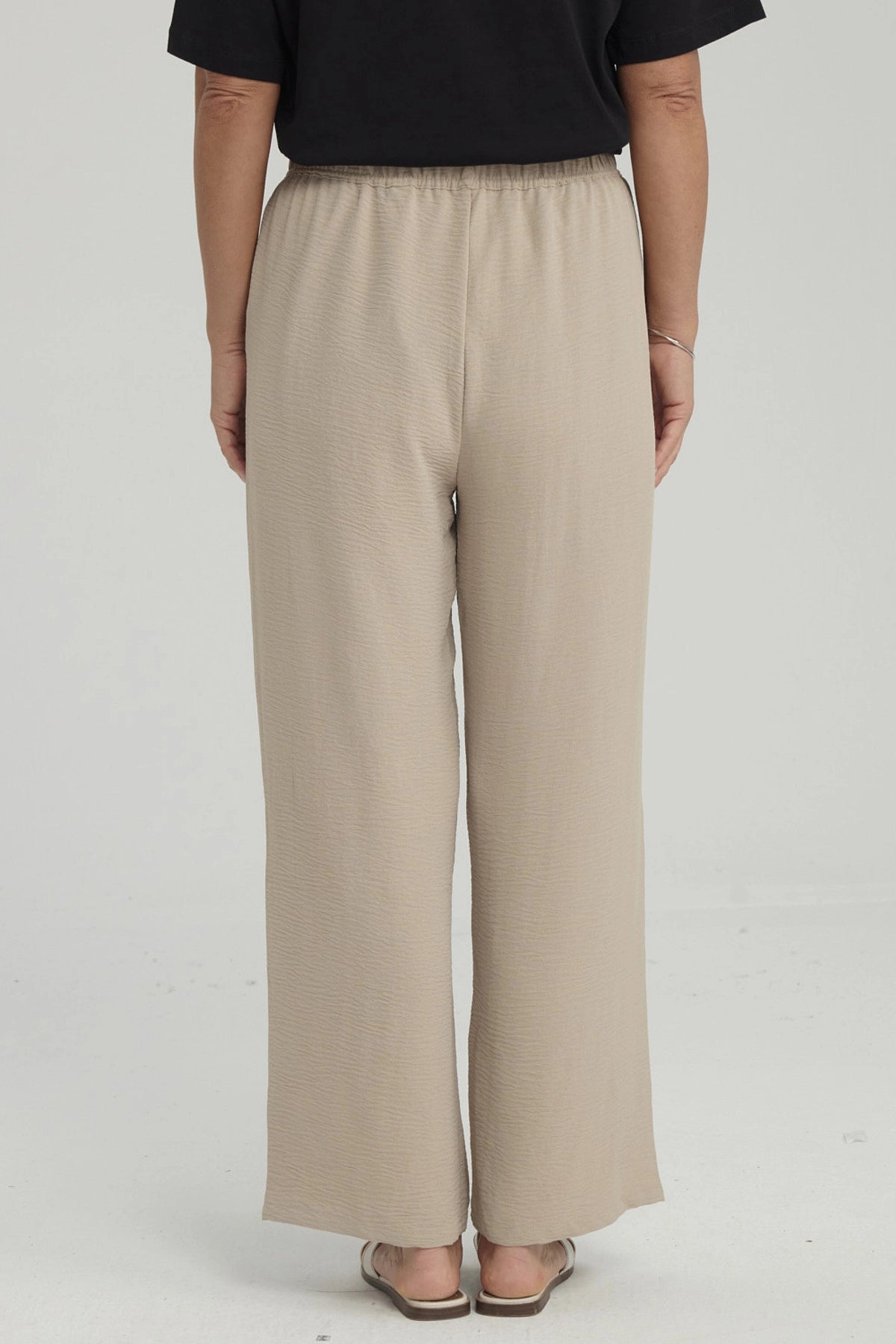 Pantalón mujer color arena con pinzas y ajuste elástico sin estampa diseño liso ideal para estilo relajado y cómodo